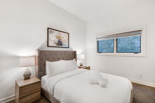 洛杉矶Anzio Estate的白色的卧室设有床和窗户