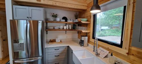 安蒂戈尼什Lochaber Homesteader Lodge的厨房配有不锈钢冰箱和窗户