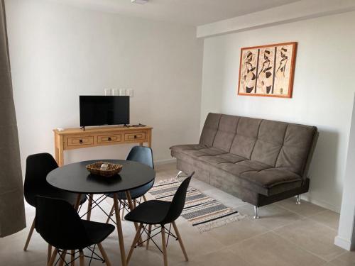 梅塞德斯Apartamento céntrico en Mercedes Uruguay的客厅配有沙发和桌椅