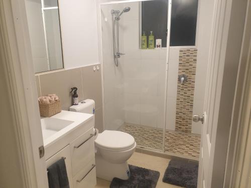 卡伦德拉Hostel-Style GUESTHOUSE - for 18-35yrs的带淋浴、卫生间和盥洗盆的浴室