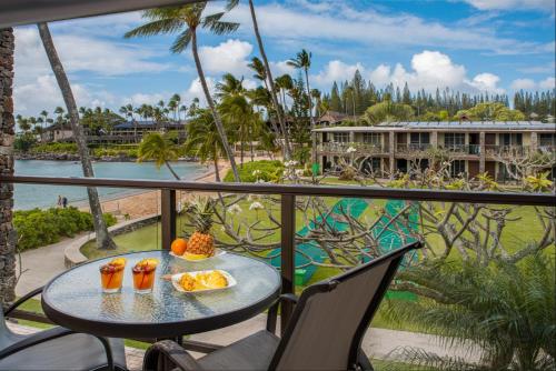 拉海纳毛伊岛酒店的阳台上的餐桌,享有度假村的景色