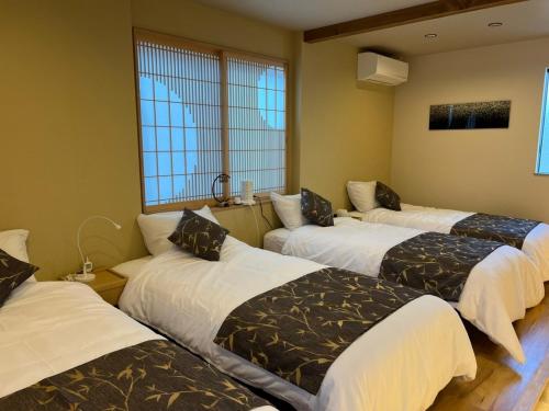 Minami-sotoborichōNagoya city - House - Vacation STAY 28742v的一间客房内的四张床