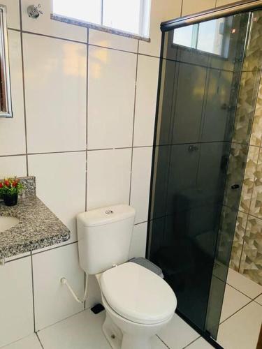 库亚巴apartamento inteiro的一间带卫生间和玻璃淋浴间的浴室