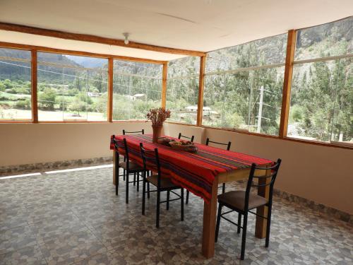 奥兰太坦波Ayllu B&B Ollantaytambo的一间用餐室,配有红色的桌子和椅子