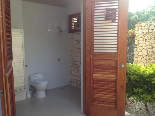 卡布雷拉卡萨01号度假屋的一间带卫生间和木门的浴室