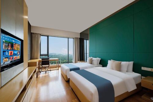 广州一呆公寓（广州保利世贸会展中心店）的双床间 - 带2张床 - 带平面电视的酒店客房