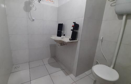 维索萨-杜塞阿拉Casa Viçosa 5km centro的白色的浴室设有卫生间和水槽。