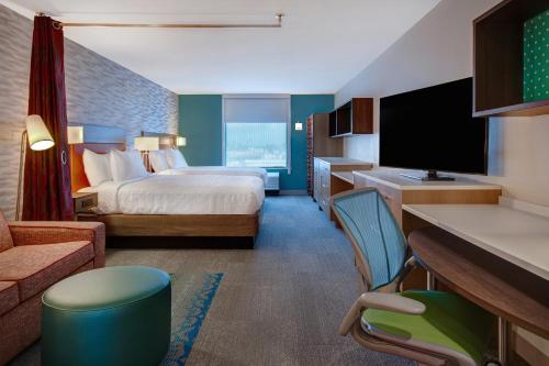 加登格罗夫Home2 Suites By Hilton Garden Grove的酒店客房,配有床和电视