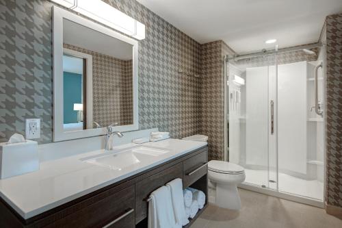 加登格罗夫Home2 Suites By Hilton Garden Grove的一间带水槽、卫生间和淋浴的浴室