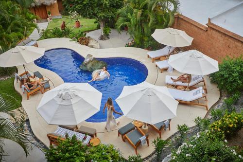锡瓦塔塔内霍La Villa Luz (sólo adultos)的享有带遮阳伞的游泳池的顶部景致
