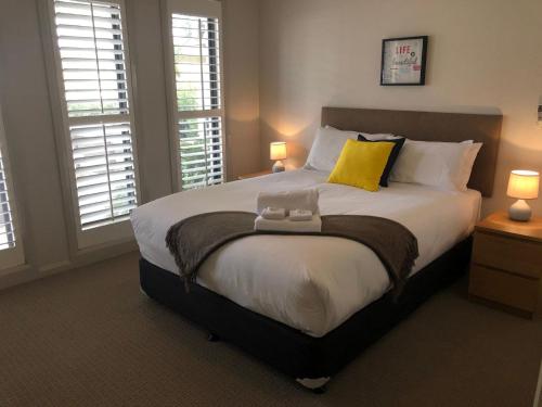 穆尔瓦拉Cypress 39 A的一间卧室设有一张大床和两个窗户