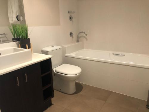 穆尔瓦拉Cypress 39 A的浴室配有卫生间、浴缸和水槽。