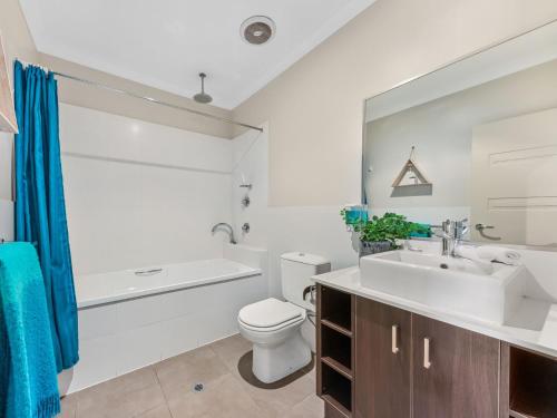穆尔瓦拉Cypress 39 D的浴室配有盥洗盆、卫生间和浴缸。