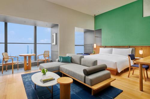 上海Artyzen NEW BUND 31 Shanghai Qiantan的酒店客房,配有床和沙发