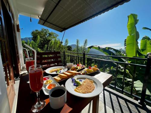埃拉Eagle View villa的阳台上的早餐桌,包括食物和饮料