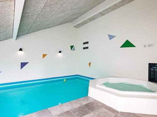 布拉万德12 person holiday home in Bl vand的游泳池位于一间带浴缸的浴室内