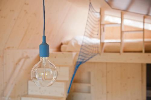 奥斯特罗德Green Tiny Village Harz - Tiny House Pioneer 7的挂在天花板上的灯泡