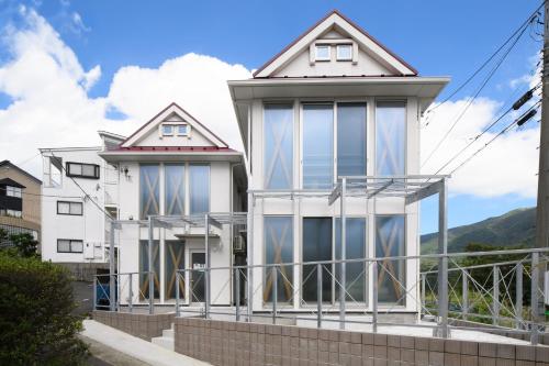 箱根和光荘 Harmonious Light West的房屋的一侧设有窗户