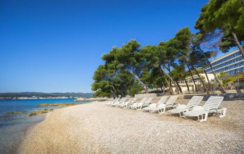 奥瑞比克阿米内斯格兰德阿祖尔酒店的海滩上一排白色躺椅
