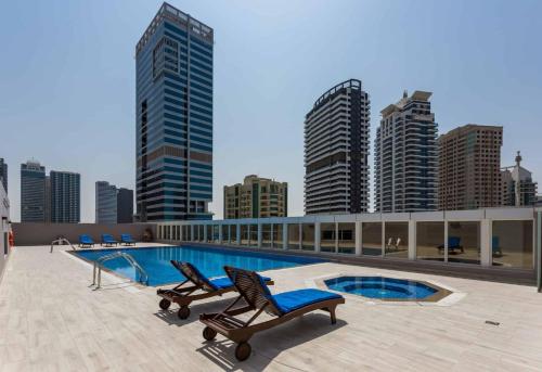 迪拜Cozy 2BR Delux Apartment in Dubai Marina的一座建筑顶部的游泳池