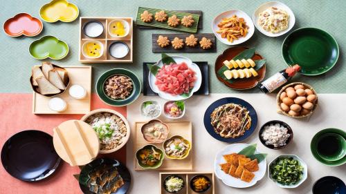 福山福山駅北口船舶酒店的餐桌,盘子上放着食物和碗