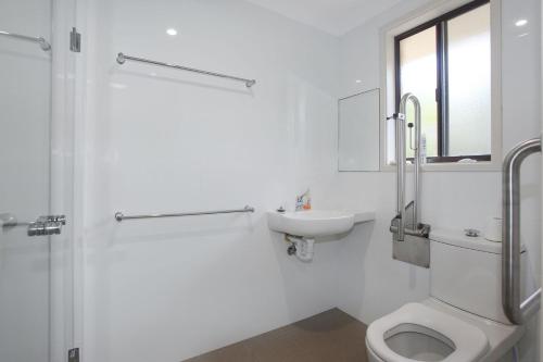 霍克斯内斯特All Decked Out的白色的浴室设有卫生间和水槽。