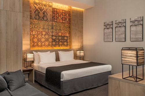 埃里温埃里温共和酒店的一间卧室配有一张床和一张沙发