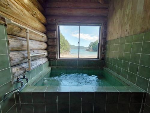 ShishikuiPension Shishikui的一间带窗户和浴缸的浴室