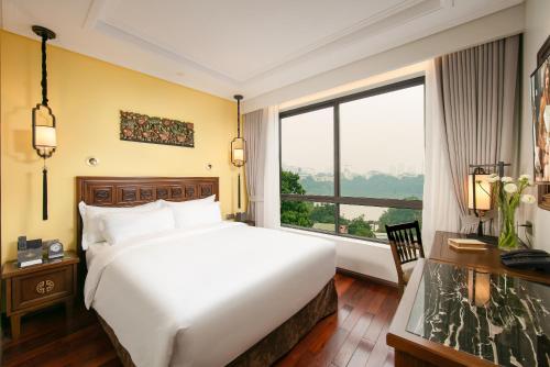 河内San Grand Hotel & Spa的一间卧室设有一张大床和一个大窗户