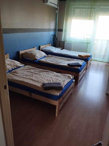 布达佩斯Csontváry27 apartman的一间设有三张双层床的客房