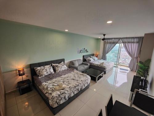 新山D'Esplanande Residence Homestay by WELCOME HOME的一间卧室配有两张床和一张沙发。