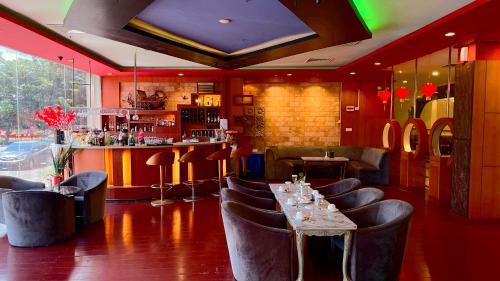 名古屋金景酒店的一间带桌椅的餐厅和酒吧