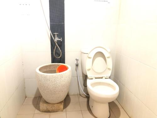 帕卢RedDooz Plus At Ininnawa Homestay Syariah Palu的一间带卫生间和淋浴的浴室