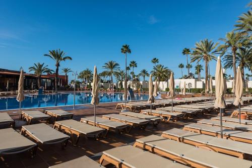 英格兰海滩HD布拉格克里斯托巴尔格兰卡纳里阿酒店的一个带躺椅和遮阳伞的游泳池