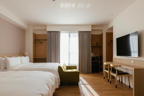 台南鹹菜巷8號的酒店客房设有两张床和电视。