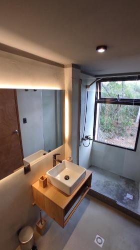 塞拉纳镇Gran Vista y Tranquilidad的一间带白色水槽和窗户的浴室