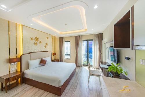 胡志明市Simmi Apartment Phu My Hung的一间卧室配有一张床、一张书桌和一台电视。