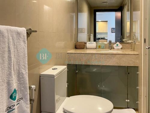 阿布扎比Spacious 1 Bedroom In Sun Tower的浴室配有白色卫生间和盥洗盆。