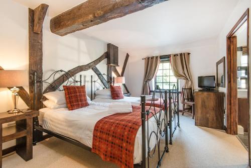 彭布罗克郡Clydey Cottages Pembrokeshire的一间带两张床和电视的卧室