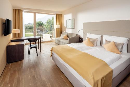 卡尔达罗塔尔霍夫艾希酒店的酒店客房设有一张大床和一张书桌。