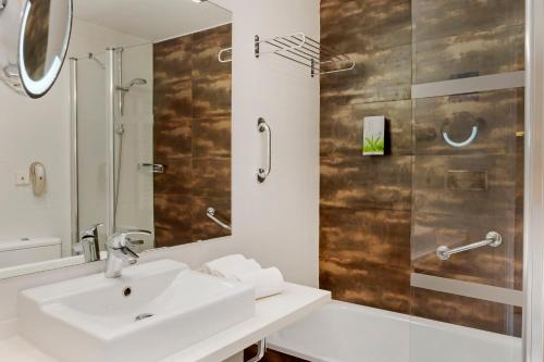 卡拉德米哈斯洛斯阿米戈斯海滩俱乐部钻石度假酒店的一间带水槽和淋浴的浴室