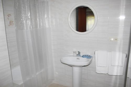 阿尔加罗沃Pensión Algarrobeña的白色的浴室设有水槽和镜子