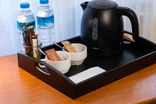 阿豪斯Landhotel Elkemann的茶壶和茶杯托盘