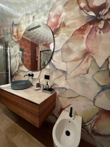 MurazzanoLanghetta's house - Alta Langa的一间带水槽、镜子和卫生间的浴室