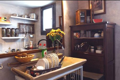 卡拉马塔Best Located Melina Escape的厨房配有水槽和台面