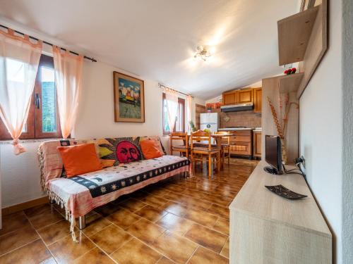 奇亚Appartamenti La Conchiglia的客厅配有沙发和桌子