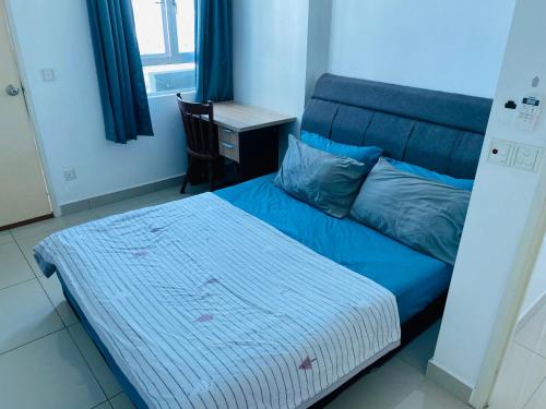 峇六拜Spice Tunas House的一间卧室配有蓝色的床和一张书桌