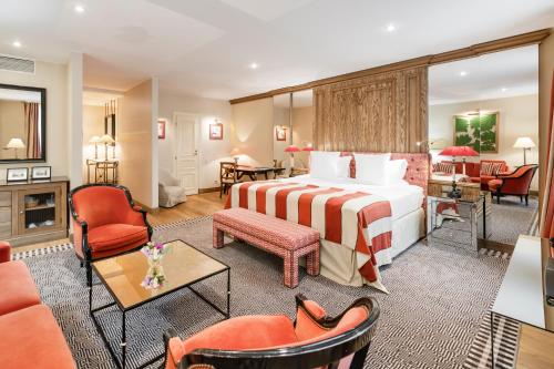 维尔纽斯瑞莱沙托斯思提吉莱堡酒店的酒店客房设有床和客厅。