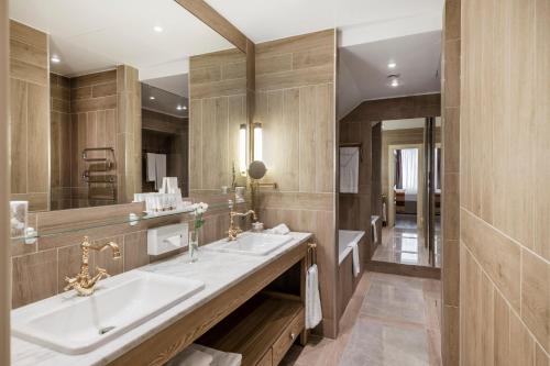 维尔纽斯瑞莱沙托斯思提吉莱堡酒店的一间带两个盥洗盆和大镜子的浴室