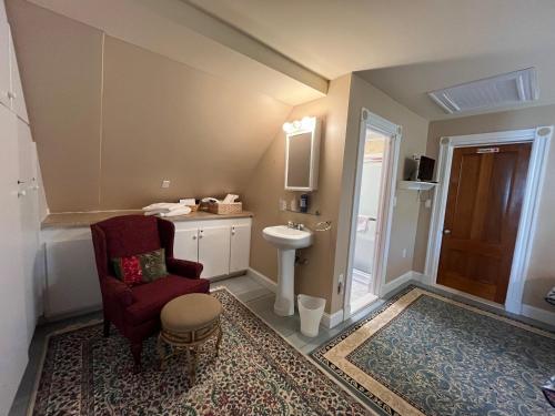 阿什兰切尼屋住宿加早餐酒店的一间带椅子、水槽和卫生间的浴室